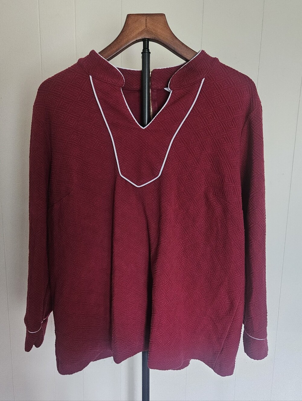 crown & ivy Burgundy V-Neck Pullover Blouse with White Trim Size XL